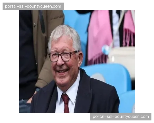 特写:看台上,前曼联主帅弗格森爵士现身观战曼市德比 特写:看台上,前曼联主帅弗格森爵士现身观战曼市德比