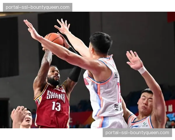 混合防守要求球员具备更高篮球智商和防守意识，瞬间判断对手意图并做出反应